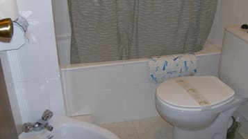 Kamar Triple | Kamar mandi | Bathtub dan handuk