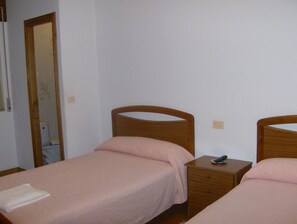 Habitación con 2 camas individuales | Wifi gratis y ropa de cama 