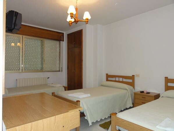 三人房 | 免费 WiFi、床单