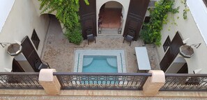 حمّام سباحة خارجي، مقاعد للتشمس