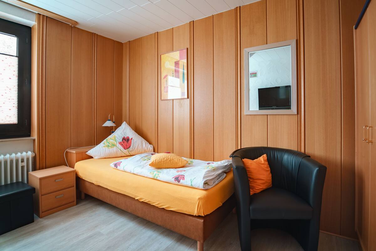 Chambre Simple | Bureau, rideaux occultants, Wi-Fi gratuit, draps fournis