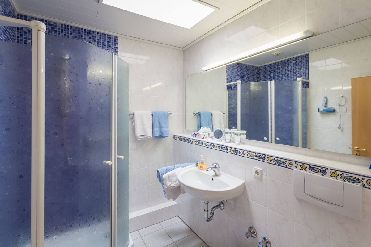 Chambre Double Deluxe, balcon | Salle de bain | Douche, articles de toilette gratuits, sèche-cheveux
