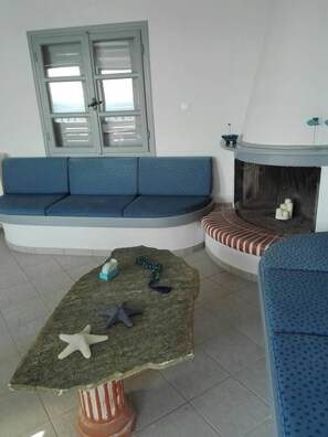 Panoramic-Villa, Meerblick | Wohnzimmer | Plasmafernseher, Kamin