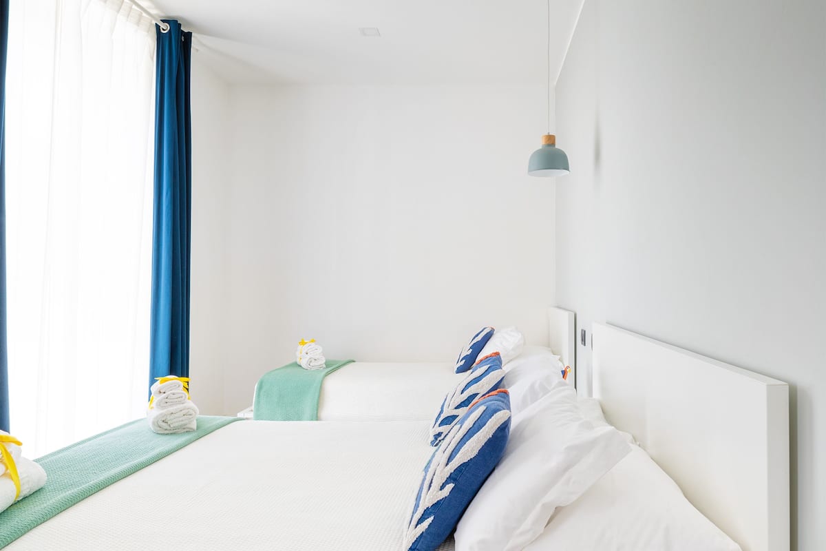 Kolmen hengen deluxe-huone | Minibaari, tallelokero huoneessa, yksilöllisesti sisustettu