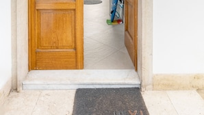 A wooden door with a sign reading "Saddle House." - B&B Spigolehouse (Syracuse)