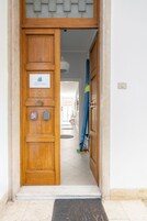 Una puerta de madera con un letrero que dice "Saddle House".