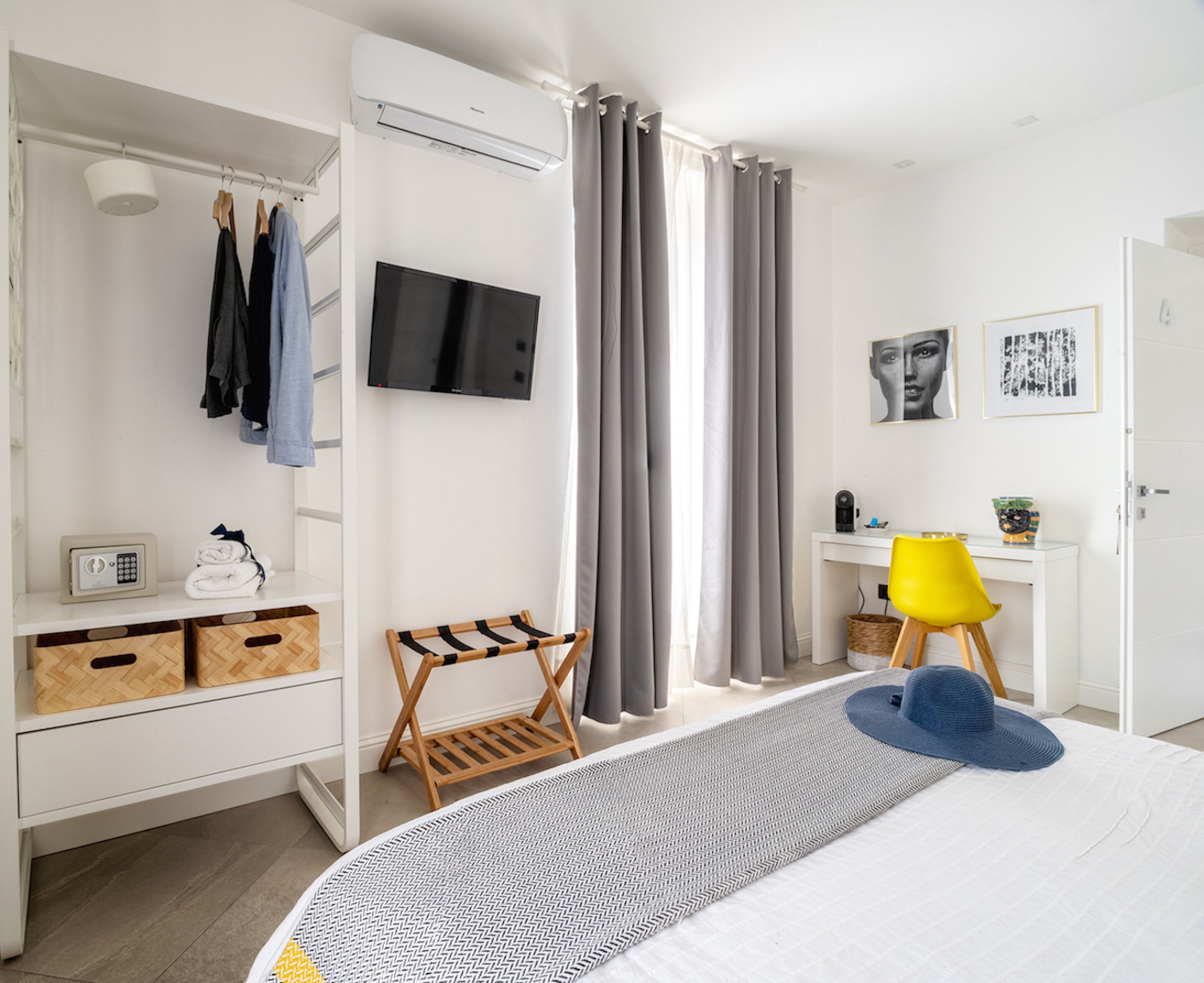 Une chambre à coucher moderne, équipée d’un lit, d’une télévision, d’un bureau et d’une chaise.