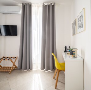 Habitación Deluxe doble | Minibar, caja fuerte, decoración individual y mobiliario individual