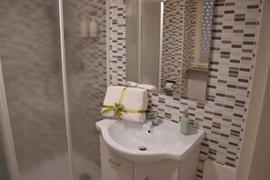 Shower, rainfall showerhead, free toiletries, bidet