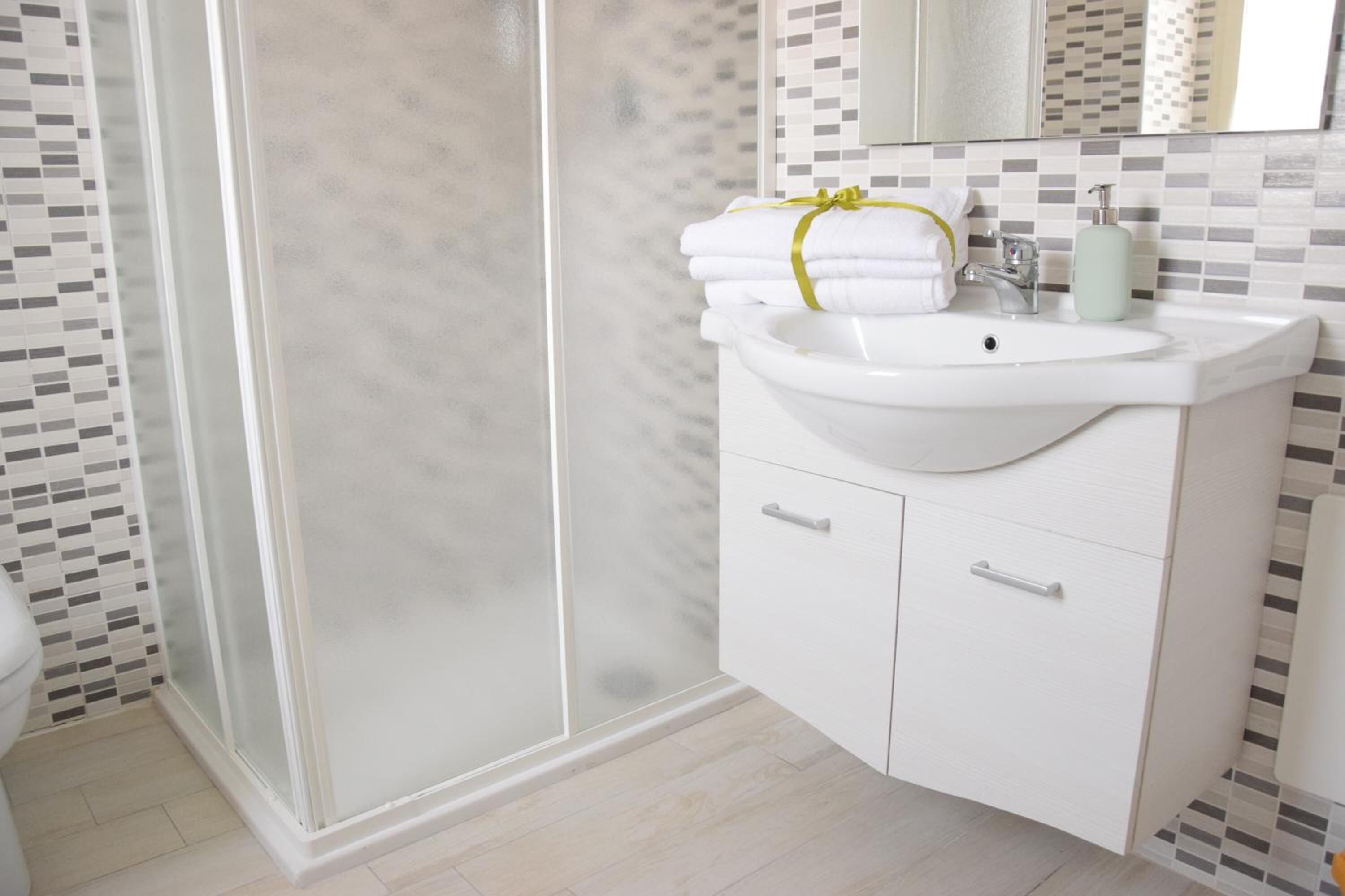 Dusche, Regendusche, kostenlose Toilettenartikel, Bidet