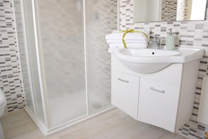 Shower, rainfall showerhead, free toiletries, bidet