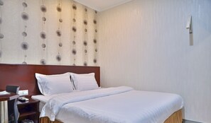 Habitación doble estándar | Escritorio, insonorización, wifi gratis y ropa de cama 