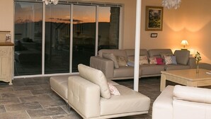 Ferienhaus, 4 Schlafzimmer, Nichtraucher, Whirlpool | Wohnzimmer | Flachbildfernseher, DVD-Player