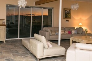 Casa de campo, 4 habitaciones, no fumadores, bañera de hidromasaje | Sala de estar | Una televisión de pantalla plana, un reproductor de DVD