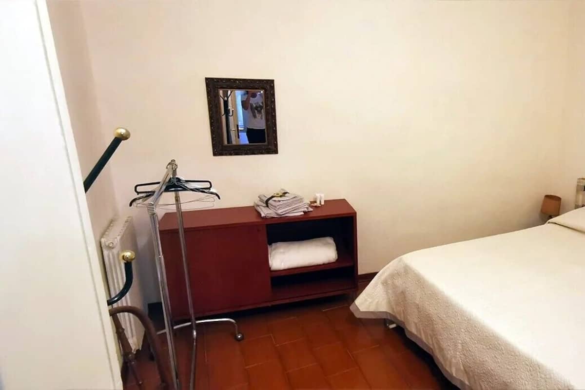 Tabla de planchar con plancha, wifi gratis y ropa de cama 