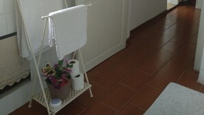 Tradisjonell leilighet, 2 soverom | Baderomsfasiliteter | Badekar, toalettartikler (inkludert), hårføner og bidé