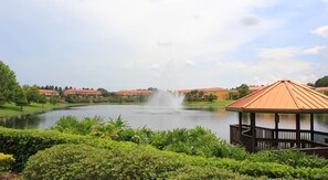 Nhà liên kế dành cho gia đình, ban công, khu vực vườn | Hồ tự nhiên | Hồ bơi ngoài trời, dù/ô trên bãi biển/hồ bơi, ghế dài tắm nắng 
