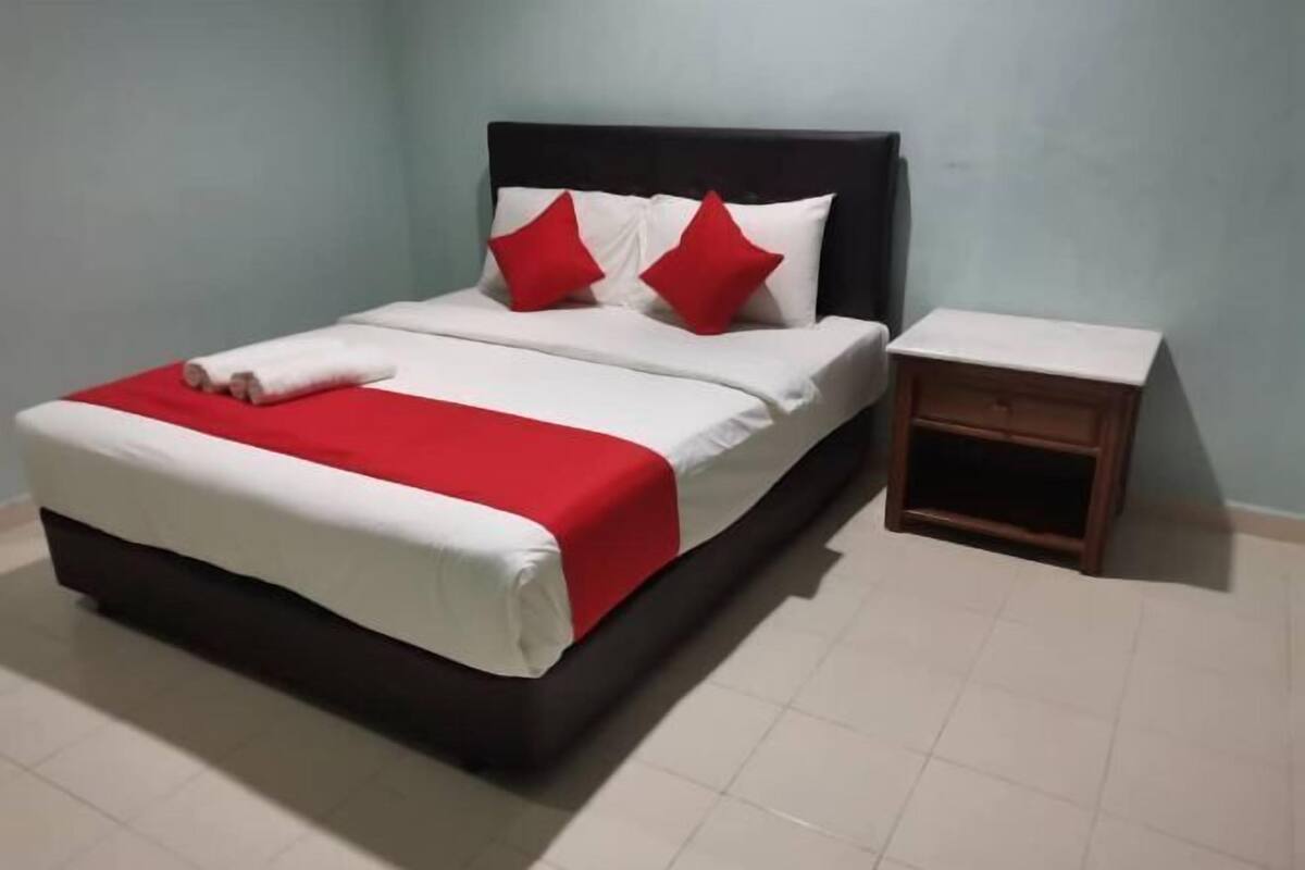 Escritorio, tabla de planchar con plancha, wifi gratis y ropa de cama