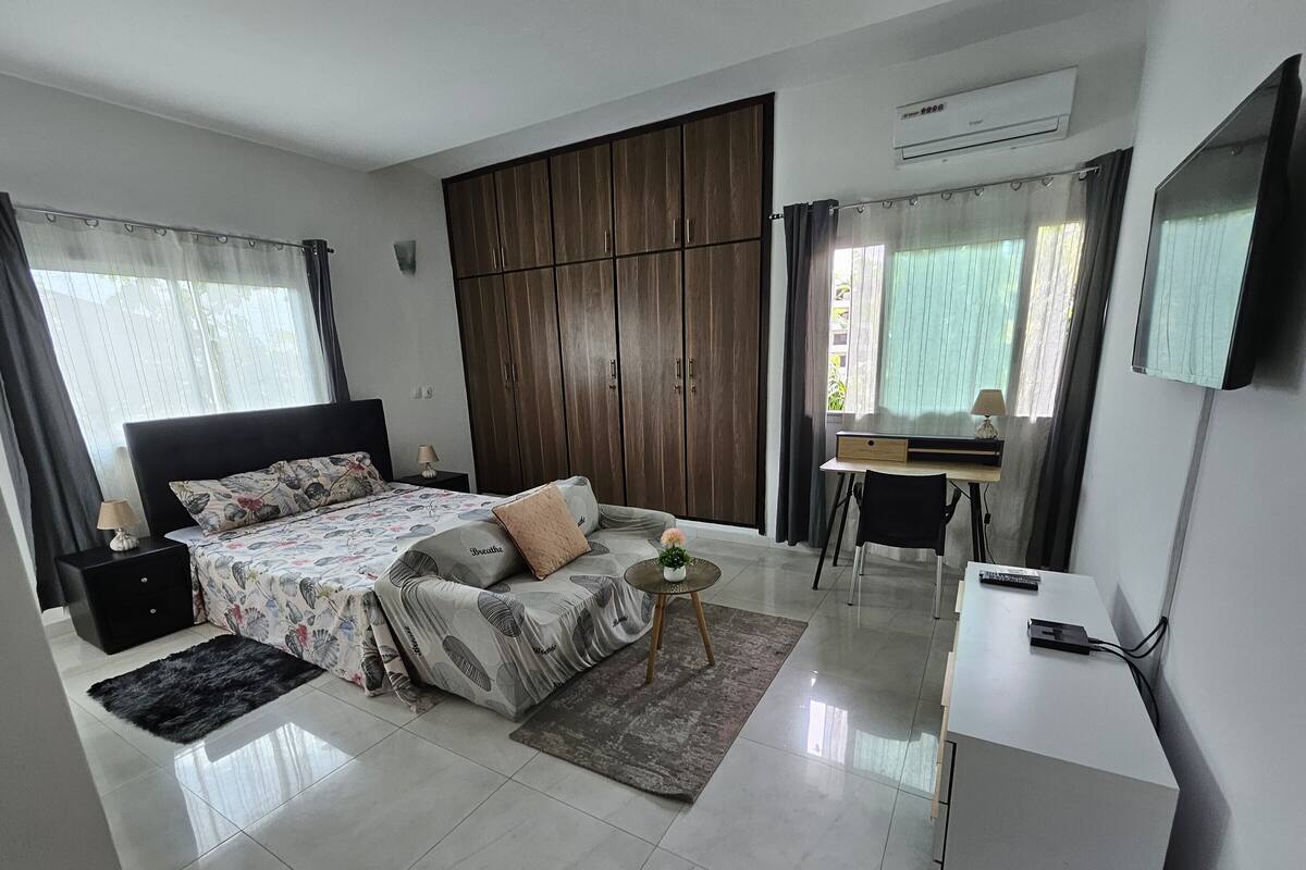 Comfort Studio Suite, 1 Katil Ratu (Queen) | Meja, ruang kerja komputer riba, langsir/tirai gelap terus 