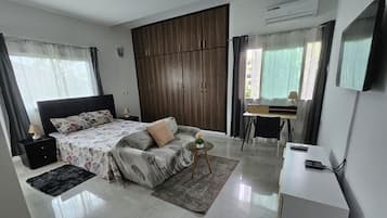 Comfort Studio Suite, 1 Queen Bed | 1 bedroom, individually decorated, desk, laptop workspace