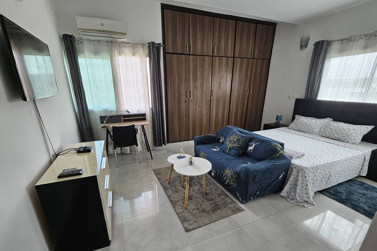 Studio, 1 Katil Ratu (Queen), Non Smoking | Meja, ruang kerja komputer riba, langsir/tirai gelap terus 