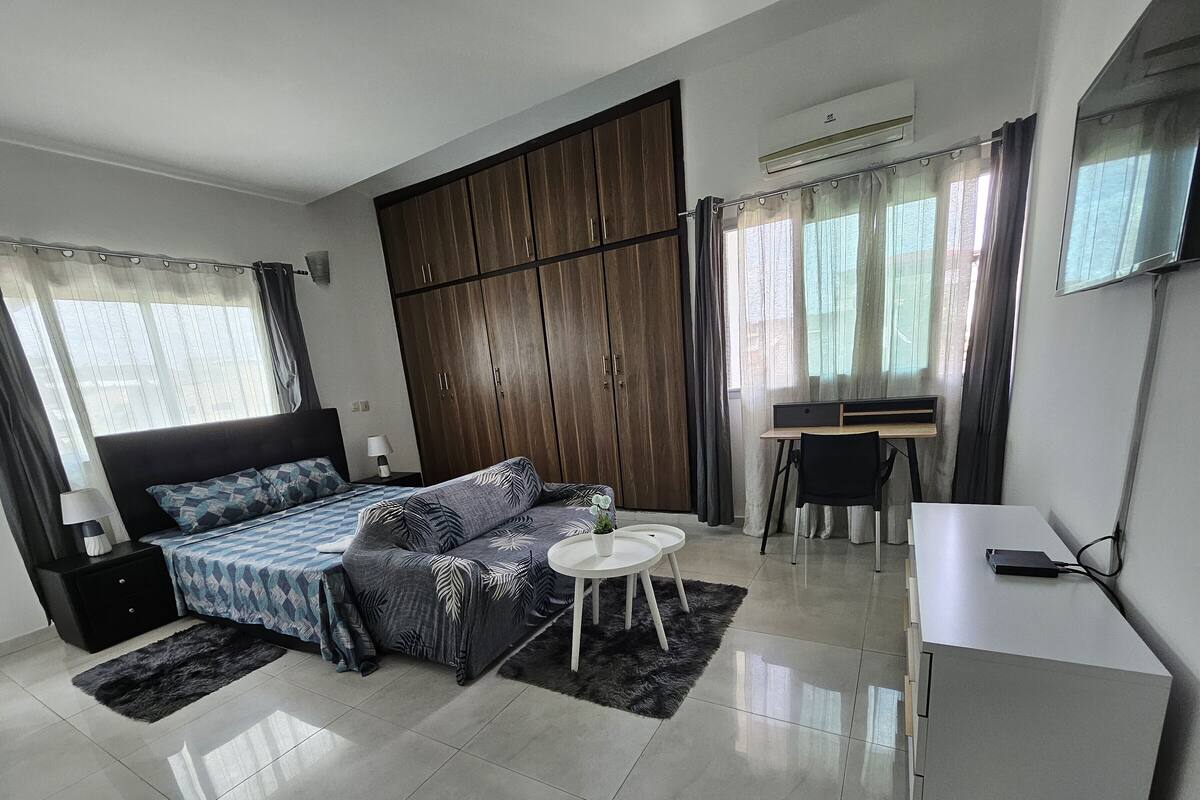 Superior Studio, 1 Katil Ratu (Queen), Non Smoking | Meja, ruang kerja komputer riba, langsir/tirai gelap terus 