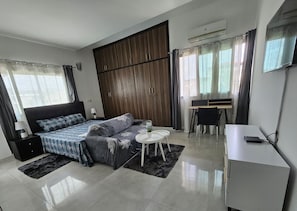 Superior studio, 1 queensize bed, niet-roken | Individueel gedecoreerd, een bureau, een laptopwerkplek