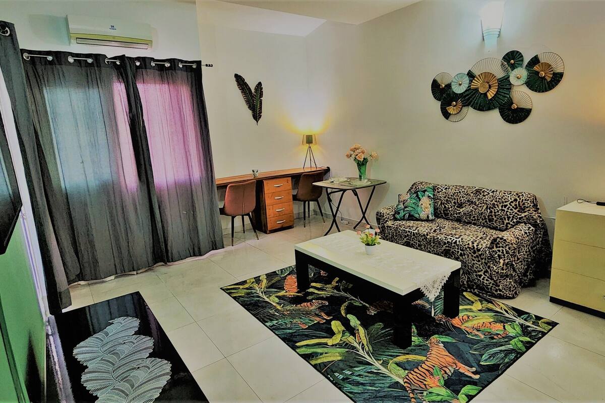 Deluxe Apartment | Ruang tamu | 40 inci televisyen skrin rata dengan satelit, TV 
