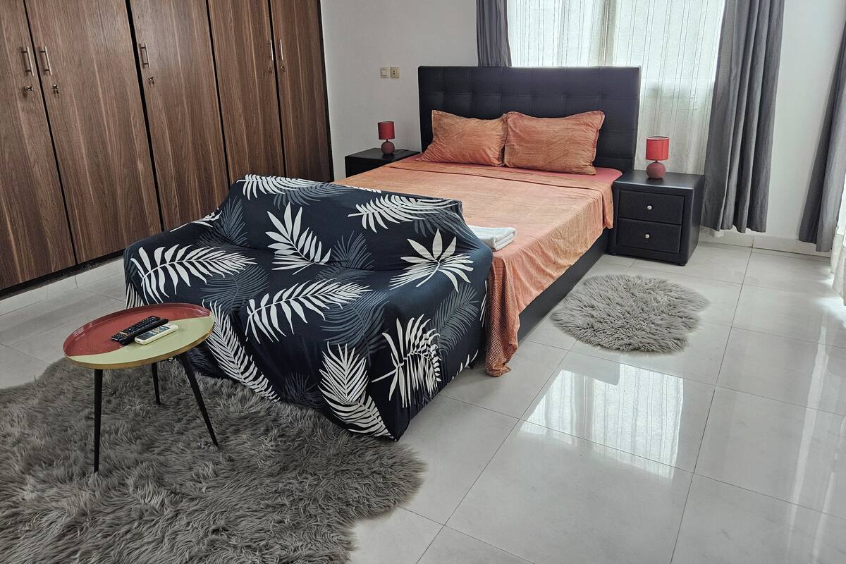 Comfort Studio Suite | Ruang tamu | 40 inci televisyen skrin rata dengan satelit, TV 