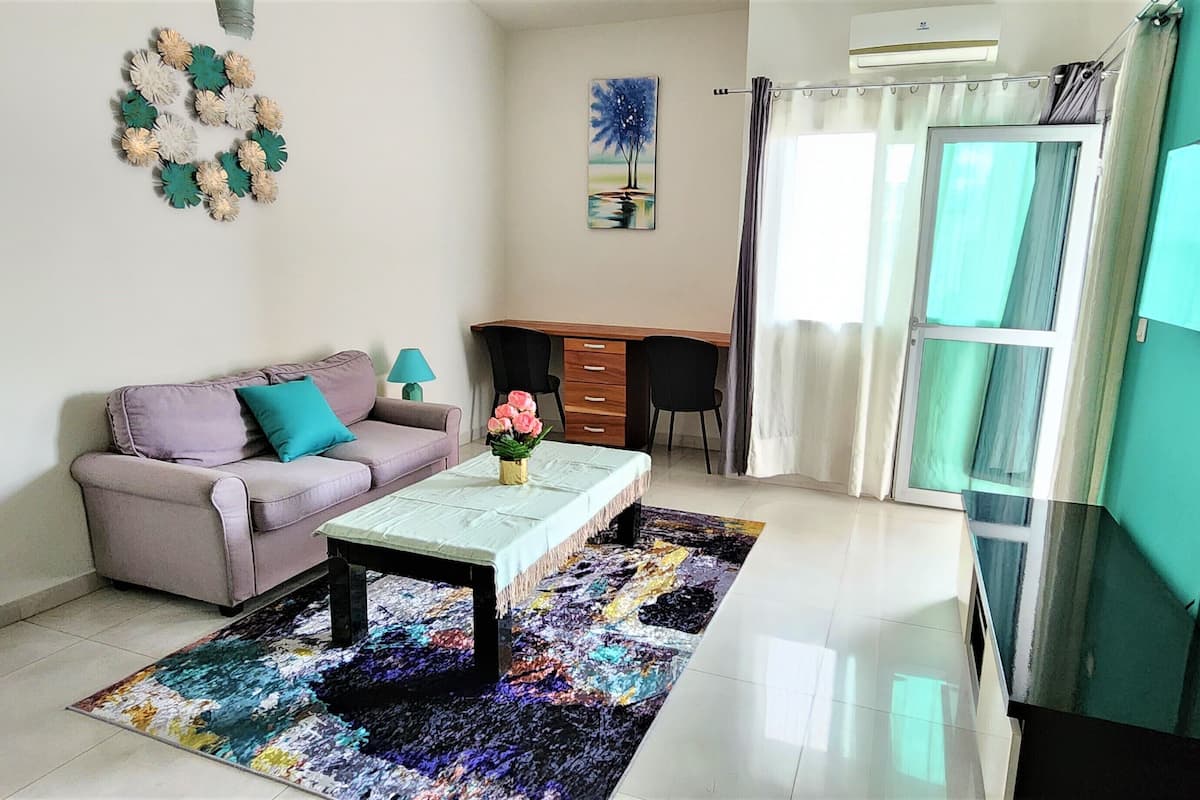 Departamento, 1 cama Queen size, para no fumadores | Área de sala de estar | Televisión de pantalla plana de 40 pulgadas con canales vía satélite