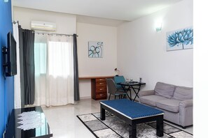 Appartement, 1 queensize bed, niet-roken | Woonruimte | Een 40-inch flatscreentelevisie met satellietzenders en televisie