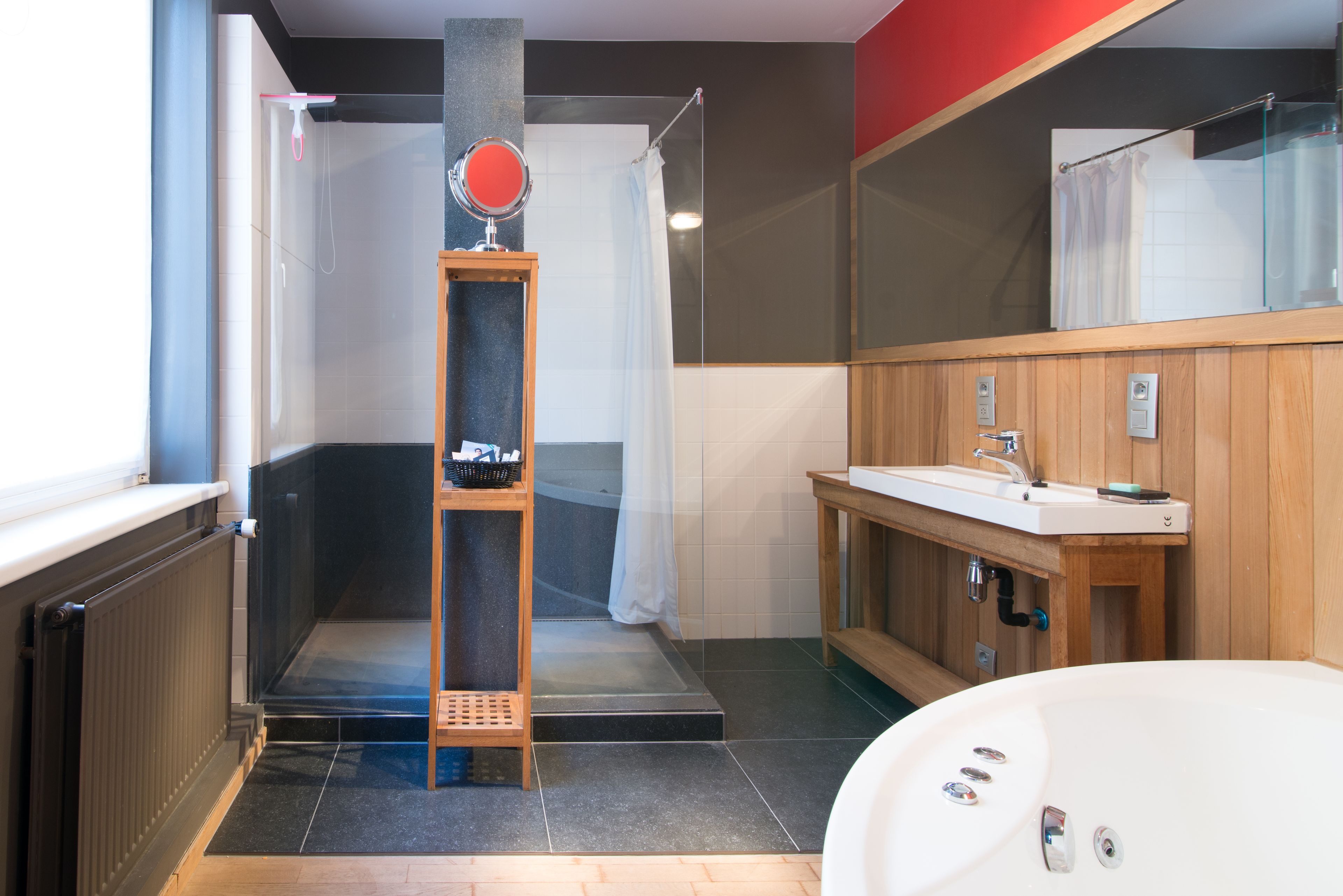 Apartamento Confort, 2 camas de matrimonio | Baño | Ducha y bañera combinadas y bañera profunda