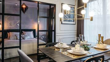 Apartemen Eksklusif | 1 kamar tidur, seprai premium, meja kerja, dan kedap suara