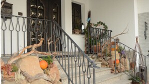 A stone staircase with metal railings leading to a door with a decorative arch. - Hotel Leise Garni Willingen (Willingen)