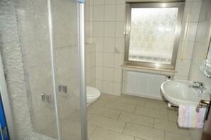 Een douche, gratis toiletartikelen, een haardroger, handdoeken