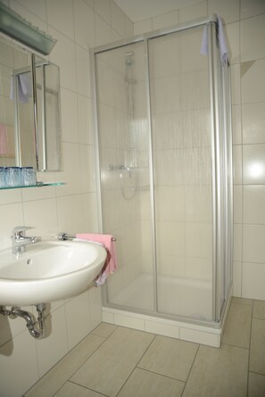 Een douche, gratis toiletartikelen, een haardroger, handdoeken