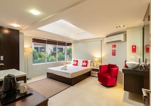 Chambre, 1 très grand lit | Bureau, accès au Wi-Fi (inclus)