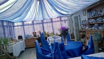 Dagelijks uitgebreid ontbijt (GBP 10 per persoon)