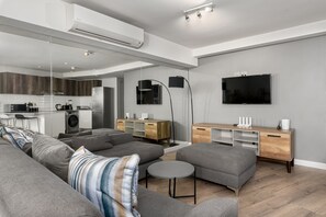 Appartement Classique, 2 chambres | Coin séjour | Télévision à écran plat