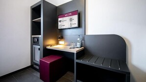 Chambre Affaires double | Salle de bain | Douche, séchoir à cheveux, serviettes fournies, savon