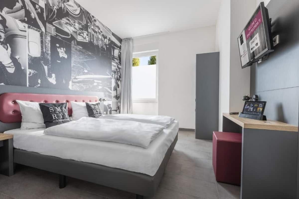 Business Double Room | In-room safe, desk, soundproofing, WiFi (free)