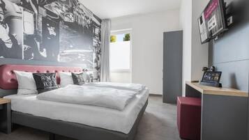 Business Double Room | In-room safe, desk, soundproofing, free WiFi