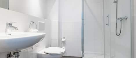 Douche, séchoir à cheveux, serviettes fournies, savon