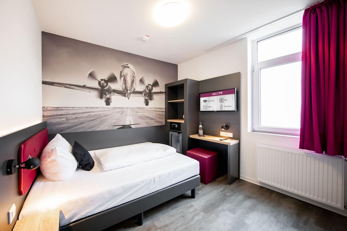 In-room safe, desk, soundproofing, WiFi (free)