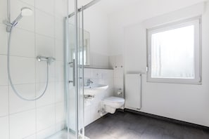 Dotazioni del bagno | Doccia, asciugacapelli, asciugamani, sapone