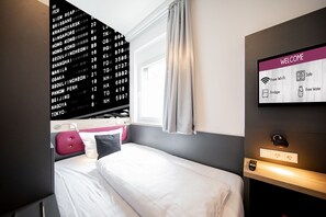 In-room safe, desk, soundproofing, free WiFi - SMARTY Airport Cologne Hotel (Cologne)