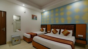 Deluxe Room, 1 King Bed, Balcony, City View | Desk, rollaway beds (surcharge), WiFi (free), individually decorated - Hotel Noida Suites (Noida)