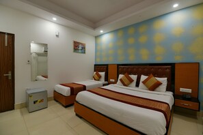 Deluxe Room, 1 King Bed, Balcony, City View - Hotel Noida Suites (Noida)