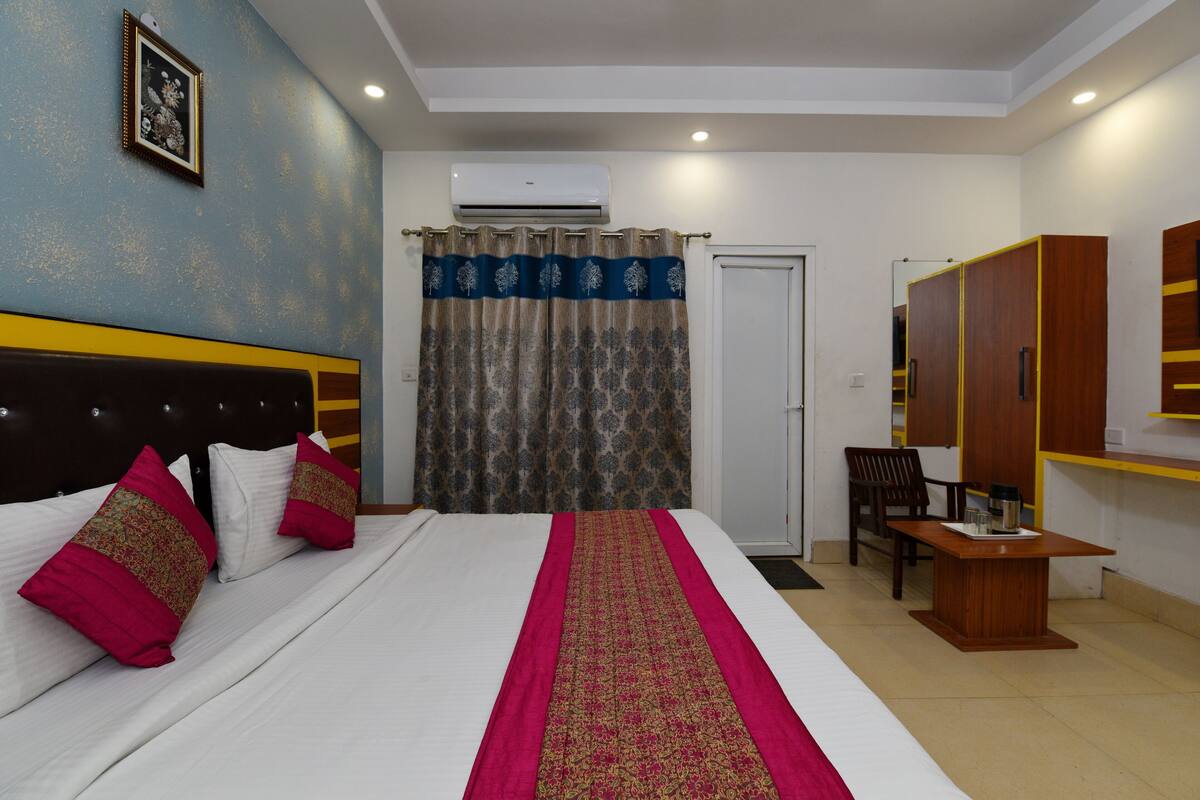Standard Room, 1 King Bed, Balcony, City View | Individually decorated, individually furnished, desk, rollaway beds