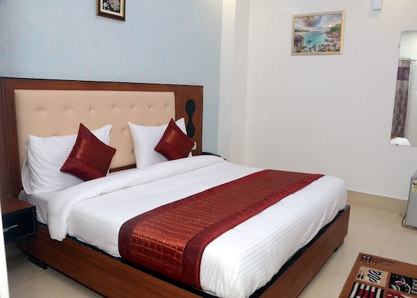 Individually decorated, individually furnished, desk, rollaway beds - Hotel Noida Suites (Noida)